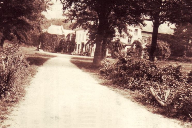 Moraypré en Août 1914. Sur le perron, les médecins et officiers allemands.