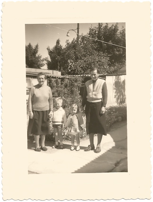 Maria et Blanche avec leurs petits-enfants