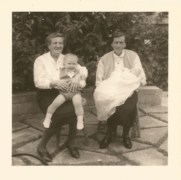 Maria et Blanche avec leurs petits-enfants