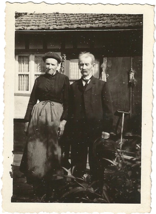 Le couple devant leur maison