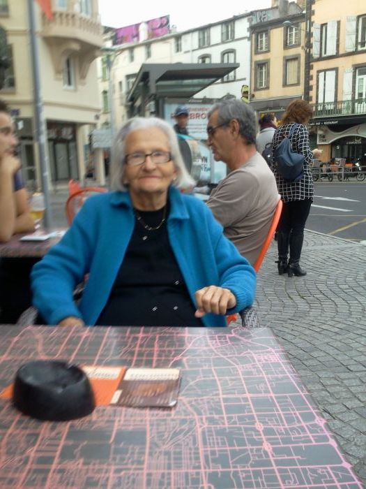 Journée en ville, bien fatiguée de la marche, toujours avec moi !